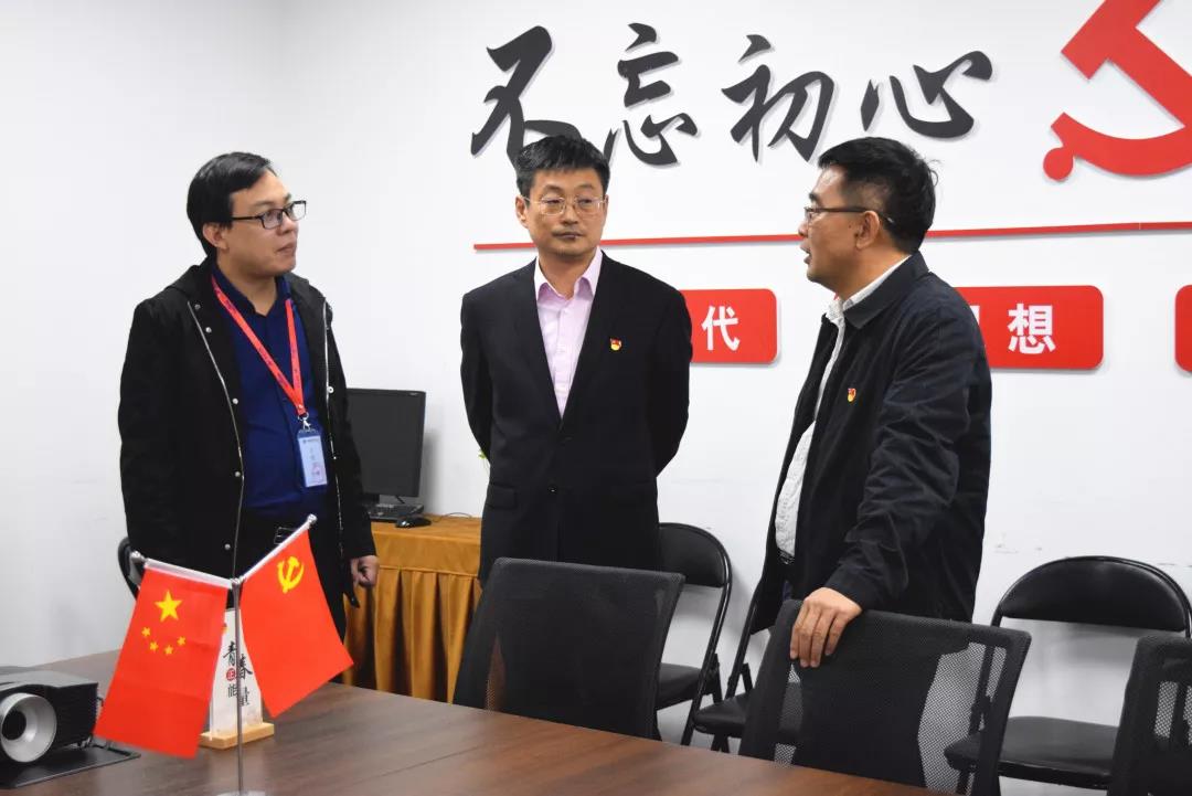 中共安陽市委網(wǎng)信辦主任路玉軍、副主任王曉萌等一行人蒞臨安陽青峰網(wǎng)絡(luò)指導(dǎo)工作