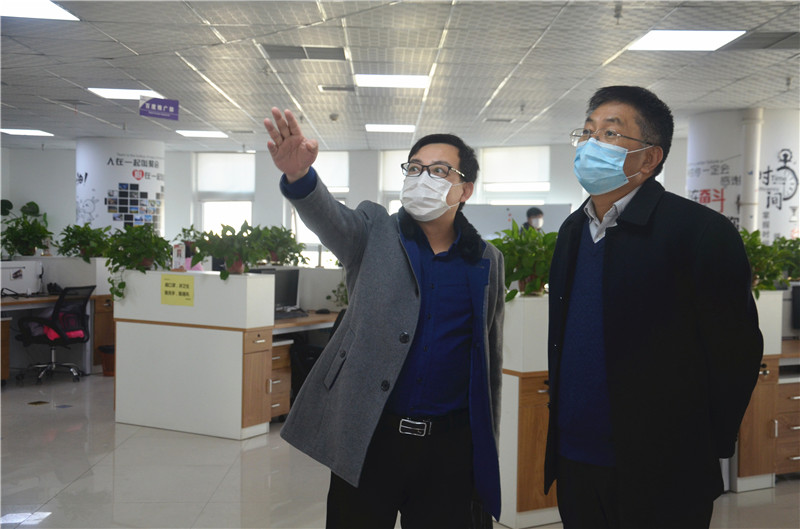 中共安陽市委統(tǒng)戰(zhàn)部副部長、市工商聯(lián)黨組書記郭洪俠一行調(diào)研安陽青峰防疫工作和復(fù)工復(fù)產(chǎn)情況
