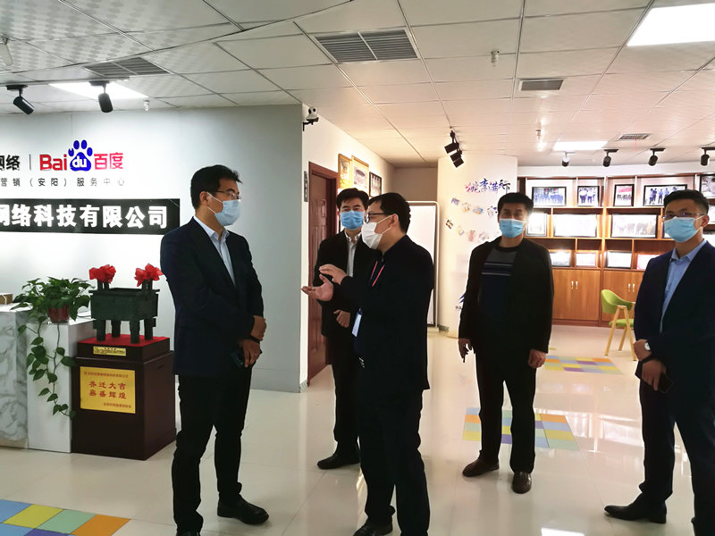 安陽市商務(wù)局副局長張躍勇，攜同天津伍創(chuàng)電子商務(wù)有限公司李富民一行蒞臨安陽青峰網(wǎng)絡(luò)參觀指導(dǎo)??！
